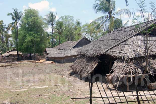 ချွတ်ပြင်ကျေးရွာမှ လုံခြံုရေးကြောင့် စွန့်ခွာခံခဲ့ရသည့် အိမ်အချို့ ( ဓါတ်ပုံ- နိရဥ္စရာ) ချွတ်ပြင်ကျေးရွာမှ လုံခြံုရေးကြောင့် စွန့်ခွာခံခဲ့ရသည့် အိမ်အချို့ ( ဓါတ်ပုံ- နိရဥ္စရာ)