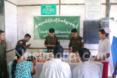 နယ်လှည့် တပ်မတော် ဆေးကုသရေးအဖွဲ့က ဒေသခံများကို ဆေးကုသနေစဉ် (ဓါတ်ပုံ- နိရဥ္စရာ) နယ်လှည့် တပ်မတော် ဆေးကုသရေးအဖွဲ့က ဒေသခံများကို ဆေးကုသနေစဉ် (ဓါတ်ပုံ- နိရဥ္စရာ)