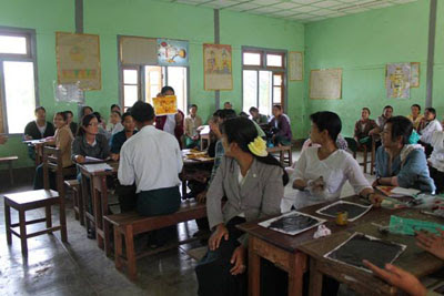 သင်ထောက်ကူပစ္စည်းများနှင့် လက်တွေ့သင်ကြားရေးနိုင်ရေး ဆရာ/မများအား သင်တန်းပို့ချပေးနေစဉ် (ဓါတ်ပုံ - အက်စတာ(ကေတီ) သင်ထောက်ကူပစ္စည်းများနှင့် လက်တွေ့သင်ကြားရေးနိုင်ရေး ဆရာ/မများအား သင်တန်းပို့ချပေးနေစဉ် (ဓါတ်ပုံ - အက်စတာ(ကေတီ)