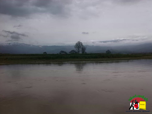 မြန်မာဘက်ခြမ်းမှ ချောင်းကမ်းပါးအား ကျောက်ဖြင့်ကာထားသည့်ပုံ မြန်မာဘက်ခြမ်းမှ ချောင်းကမ်းပါးအား ကျောက်ဖြင့်ကာထားသည့်ပုံ