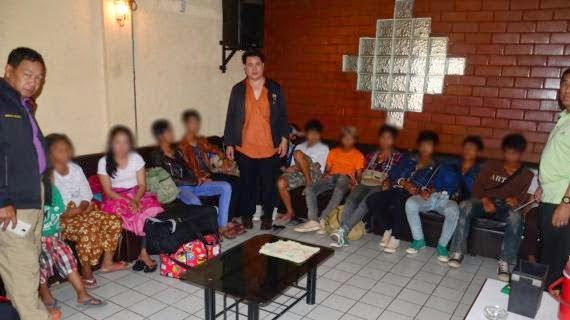 မေလ ၁၇ ရက်က ထိုင်းနိုင်ငံချင်းမိုင်မြို့က ထိုင်းရဲများဖမ်းဆီးရမိသော သျှမ်းပြည်သားများ (ဓါတ်ပုံ- စစ်ဒေသအမှတ် ၅ ထိုင်းရဲတပ်ဖွဲ့ ဝက်ပ်ဆိုက်မှ) မေလ ၁၇ ရက်က ထိုင်းနိုင်ငံချင်းမိုင်မြို့က ထိုင်းရဲများဖမ်းဆီးရမိသော သျှမ်းပြည်သားများ (ဓါတ်ပုံ- စစ်ဒေသအမှတ် ၅ ထိုင်းရဲတပ်ဖွဲ့ ဝက်ပ်ဆိုက်မှ)