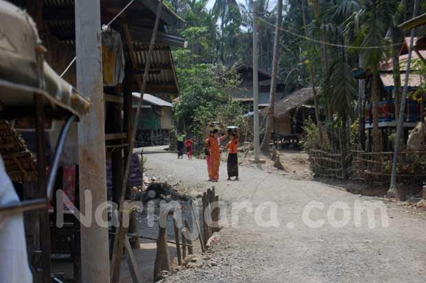 ဖေါက်လုပ်ပေးထားသော ကျေးရွာချင်းဆက် မြေသားလမ်း။ (ဓါတ်ပုံ- နိရဥ္စရာ) ဖေါက်လုပ်ပေးထားသော ကျေးရွာချင်းဆက် မြေသားလမ်း။ (ဓါတ်ပုံ- နိရဥ္စရာ)