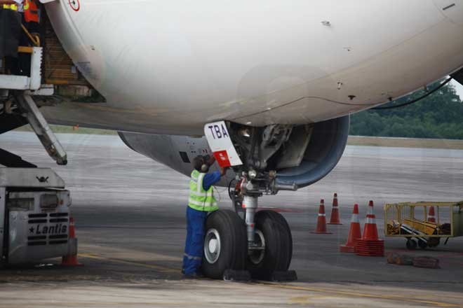 ရန်ကုန် အပြည်ပြည်ဆိုင်ရာ လေဆိပ်ရှိ ပြန်လည်ထွက်ခွါမည့် လေယာဉ် တစ်စင်းအား စစ်ဆေးမှုများ ပြုလုပ်နေစဉ်။ (ဓာတ်ပုံ - ဟောင်ဆာ(ရာမည)၊ မဇ္ဈိမ) ရန်ကုန် အပြည်ပြည်ဆိုင်ရာ လေဆိပ်ရှိ ပြန်လည်ထွက်ခွါမည့် လေယာဉ် တစ်စင်းအား စစ်ဆေးမှုများ ပြုလုပ်နေစဉ်။ (ဓာတ်ပုံ - ဟောင်ဆာ(ရာမည)၊ မဇ္ဈိမ)