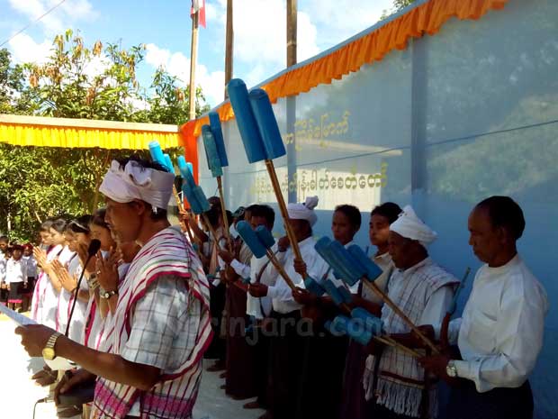 မြိုတိုင်းရင်းသားများမှ ရိုးရာ တူရိယာများဖြင့် ဘုရားပွဲတွင် သီဆို ဖြေဖျော်နေစဉ်။ (ဓါတ်ပုံ- နိရဥ္စရာ) မြိုတိုင်းရင်းသားများမှ ရိုးရာ တူရိယာများဖြင့် ဘုရားပွဲတွင် သီဆို ဖြေဖျော်နေစဉ်။ (ဓါတ်ပုံ- နိရဥ္စရာ)