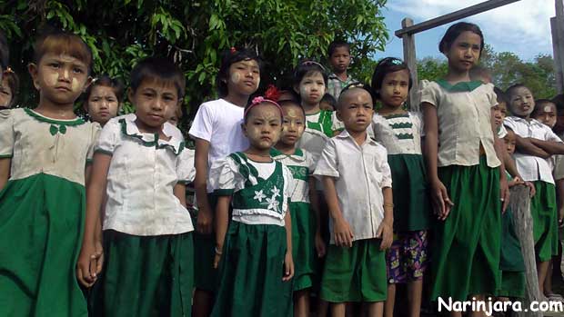 ဒီကလေးတွေ ပညာရေးကောင်းဖို့ ဆရာ/ဆရာမတွေ စိတ်ချမ်းသာဖို့လိုပါတယ်။ (ဓါတ်ပုံ- နိရဥ္စရာ) ဒီကလေးတွေ ပညာရေးကောင်းဖို့ ဆရာ/ဆရာမတွေ စိတ်ချမ်းသာဖို့လိုပါတယ်။ (ဓါတ်ပုံ- နိရဥ္စရာ)