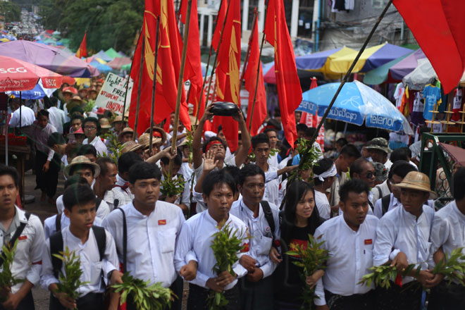 ဥပဒေအဖြစ် အတည်ပြုပြီးသည့် အမျိုးသား ပညာရေးဥပဒေကို သပိတ်မှောက်ကန့် ကွက်နေ သည့် ကျောင်းသားများအား ကြေးသွန်း ဘုရားရှေ့နှင့် ရွှေတိ ဂုံစေတီတော်ပရဝဏ်အတွင်း နိုဝင်ဘာ ၁၆ ရက်၊ အမျိုးသားနေ့တွင် တွေ့ရစဉ်၊ (ဓာတ်ပုံ-ငြိမ်သစ်ညီ၊ မဇ္ဈိမ) Student-Strike-2