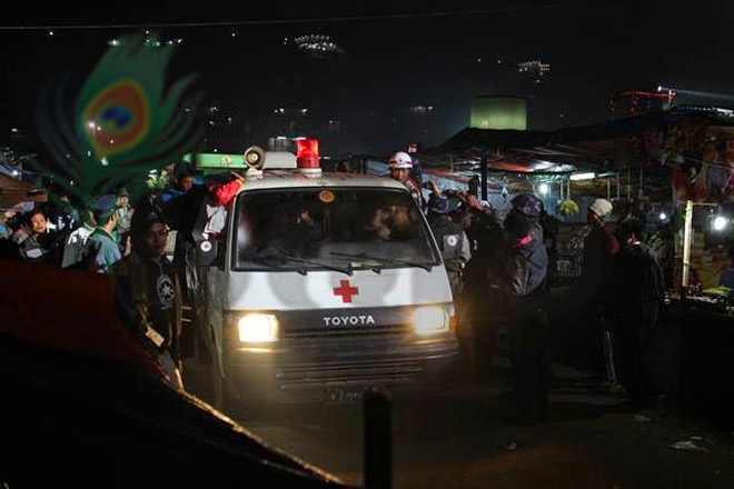 မီးပုံးပျံပျက်ကျမှုကြောင့် ဒဏ်ရာရရှိသူများကို နိုဝင်ဘာ ၁ရက်ညက အရေးပေါ်ယာဉ်ဖြင့် ဆေးရုံသို့ ပို့ဆောင်နေစဉ်၊(ဓာတ်ပုံ-ဂျွန်ချစ်ငြိမ်း၊ မဇ္ဈိမ) fire-1