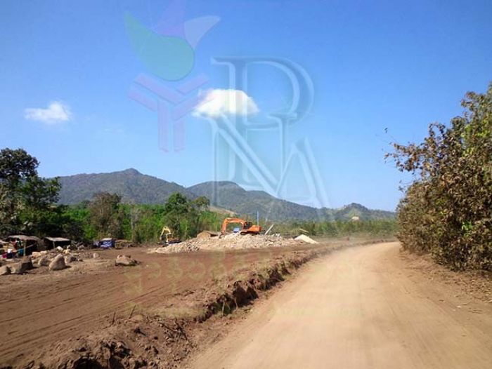 မွန်ပြည်သစ် ပါတီ ထိန်းချုပ် နယ်မြေ အတွင်း၌ အကောင်အထည် ဖော်နေသည့် လမ်းဖောက်လုပ်ရေး စီမံကိန်း တစ်ခုအား တွေ့ရစဉ် မွန်ပြည်သစ် ပါတီ ထိန်းချုပ် နယ်မြေ အတွင်း၌ အကောင်အထည် ဖော်နေသည့် လမ်းဖောက်လုပ်ရေး စီမံကိန်း တစ်ခုအား တွေ့ရစဉ်