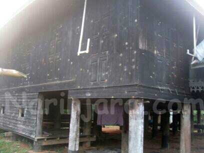 ခဲပေါက်ခံရသော ဘုန်းကြီးကျောင်း - (ဓာတ်ပုံ - နိရဥ္စရာ) ခဲပေါက်ခံရသော ဘုန်းကြီးကျောင်း - (ဓာတ်ပုံ - နိရဥ္စရာ)