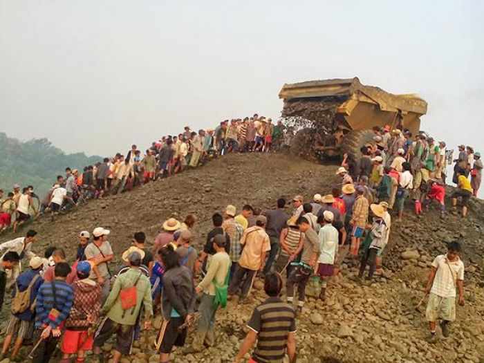 ကျောက်မျက် တူးဖော်ရေး ကုမ္ပဏီမှ စွန့်ပစ် မြေစာများမှ ကျောက်ရှာ နေသည့် ဒေသအခေါ် ရေမဆေးကျောက် ကောက်သူများအား တွေ့ရစဉ် phophtaw22-01