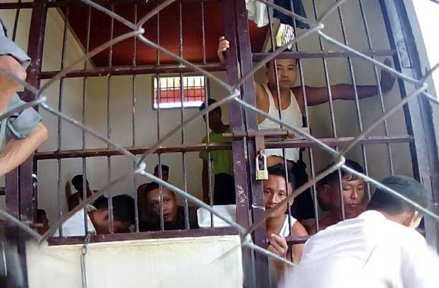 ထောင်ချခံရသူများကို သံတွဲခရိုင် တရားရုံးရှေ့တွင် တွေ့မြင်ရစဉ် ( ဓါတ်ပုံ- နွယ်သာကီ) ထောင်ချခံရသူများကို သံတွဲခရိုင် တရားရုံးရှေ့တွင် တွေ့မြင်ရစဉ် ( ဓါတ်ပုံ- နွယ်သာကီ)