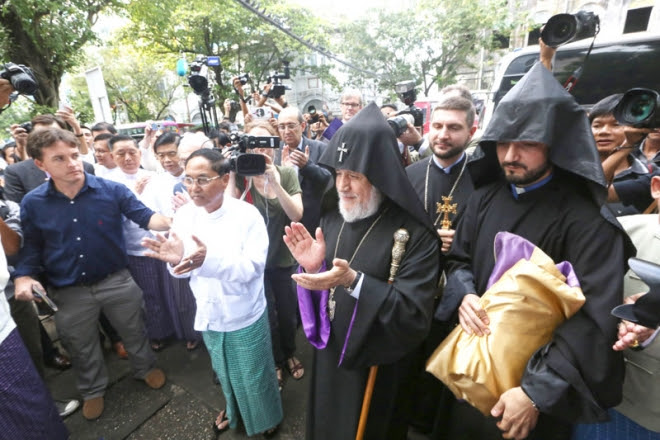 His Holiness Karekin II arriving at the Apostolic Church of Saint John