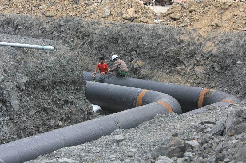 Laborers working on a pipeline at the Thabawa gas project