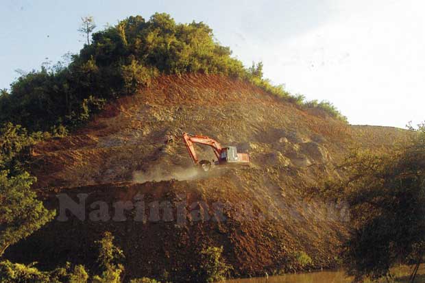 မြောက်ဦးရှိ အမြင့်တောင်ခံတပ်ကို ရထားလမ်းဖေါက်လုပ်စဉ်က ဖြိုဖျက်နေစဉ် ( ဓါတ်ပုံ- နိရဥ္စရာ) မြောက်ဦးရှိ အမြင့်တောင်ခံတပ်ကို ရထားလမ်းဖေါက်လုပ်စဉ်က ဖြိုဖျက်နေစဉ် ( ဓါတ်ပုံ- နိရဥ္စရာ)