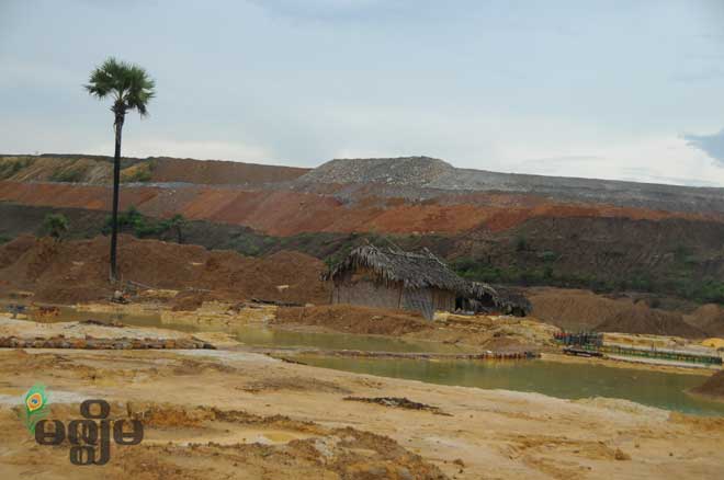 စစ်ကိုင်းတိုင်း၊ မုံရွာမြို့၊ ဆားလင်းကြီးမြို့နယ်ရှိ လက်ပံတောင်းတောင်ကြေးနီစီမံကိန်း စီမံကိန်းအတွင်းရှိ စံပယ်တောင် ကြေးနီလုပ်ငန်းအား တွေ့ရစဉ်။ စစ်ကိုင်းတိုင်း၊ မုံရွာမြို့၊ ဆားလင်းကြီးမြို့နယ်ရှိ လက်ပံတောင်းတောင်ကြေးနီစီမံကိန်း စီမံကိန်းအတွင်းရှိ စံပယ်တောင် ကြေးနီလုပ်ငန်းအား တွေ့ရစဉ်။