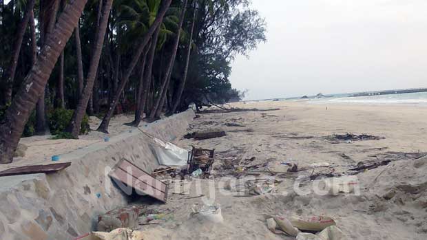 သန့်ရှင်းရေး မလုပ်သဖြင့် ညစ်ပတ်နေသော ငပလီကမ်းခြေ။ သန့်ရှင်းရေး မလုပ်သဖြင့် ညစ်ပတ်နေသော ငပလီကမ်းခြေ။