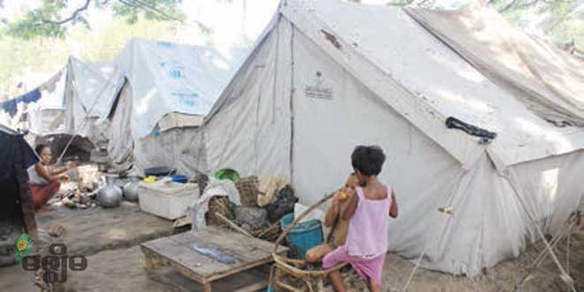 ရခိုင်ပြည်နယ် ကျောက်ဖြူမြို့ရှိ ရခိုင်ဒုက္ခသည်များအား ၂၀၁၃ ခုနှစ် မေလ ၁၁ ရက်က တွေ့ရစဉ်။ 