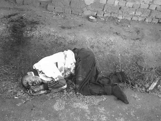 မိမိနေအိမ်အတွင်း လက်ပစ်ဗုံးခွဲသူ စည်ပင်ဝန်ထမ်းဦးသိန်းဇော် ( ဓါတ်ပုံ- From Saisang Woon FB) မိမိနေအိမ်အတွင်း လက်ပစ်ဗုံးခွဲသူ စည်ပင်ဝန်ထမ်းဦးသိန်းဇော် ( ဓါတ်ပုံ- From Saisang Woon FB)