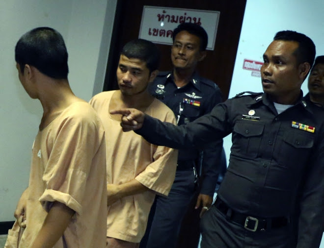 Two Myanmar migrant workers Ko Win (L) and Ko Saw (L-2), suspects in the killing of two British tourists, are escorted by police officers as they leave Koh Samui Provincial Court in Surat Thani province, southern Thailand, October 14 2014. EPA/SITTHIPONG CHAREONJAI BEST QUALITY AVAILABLE