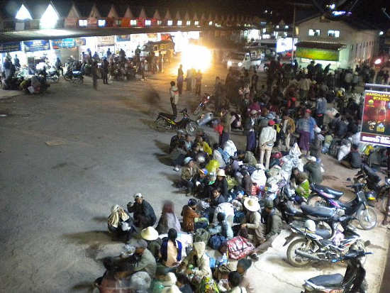 လားရှိုးရောက် လောက်ကိုင်ဒေသမှ စစ်ပြေးဒုက္ခသည်များ ( ဓါတ်ပုံ- Lashio News) လားရှိုးရောက် လောက်ကိုင်ဒေသမှ စစ်ပြေးဒုက္ခသည်များ ( ဓါတ်ပုံ- Lashio News)