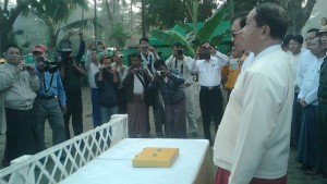 မွန်ပြည်နယ်ဝန်ကြီးချုပ် တံတားပန္နက်ရိုက် အခမ်းအနားတက်ရောက်စဉ်။(Facebook) 20150208-2-300x169