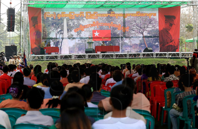 အမျိုးသား ဒီမိုကရေစီအဖွဲ့ချုပ်မှ ၆၈ နှစ်မြောက် ပြည်ထောင်စုနေ့ အခမ်းအနားကို ရန်ကုန်မြို့ ပြည်သူ့ဥယျာဉ်တွင် ဖေဖော်ဝါရီလ ၁၂ ရက်နေ့က ကျင်းပနေစဉ်။(ဓာတ်ပုံ - ဟိန်းထက်၊ မဇ္ဈိမ) အမျိုးသား ဒီမိုကရေစီအဖွဲ့ချုပ်မှ ၆၈ နှစ်မြောက် ပြည်ထောင်စုနေ့ အခမ်းအနားကို ရန်ကုန်မြို့ ပြည်သူ့ဥယျာဉ်တွင် ဖေဖော်ဝါရီလ ၁၂ ရက်နေ့က ကျင်းပနေစဉ်။(ဓာတ်ပုံ - ဟိန်းထက်၊ မဇ္ဈိမ)