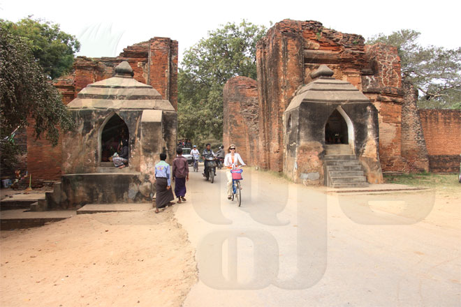 ညောင်ဦးမြို့ ပုဂံရှေးဟောင်းဘုရားများကို လာရောက်လည်ပတ်ကြသည့် နိုင်ငံခြားဧည့်သည်များကို တွေ့ရစဉ်။ (ဓာတ်ပုံ - ငြိမ်သစ်ညီ၊ မဇ္ဈိမ) ညောင်ဦးမြို့ ပုဂံရှေးဟောင်းဘုရားများကို လာရောက်လည်ပတ်ကြသည့် နိုင်ငံခြားဧည့်သည်များကို တွေ့ရစဉ်။ (ဓာတ်ပုံ - ငြိမ်သစ်ညီ၊ မဇ္ဈိမ)