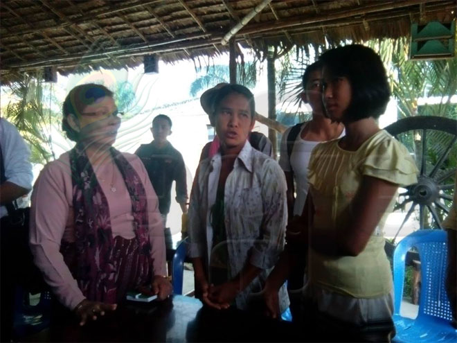 ဧရာဝတီ သပိတ်စစ်ကြောင်းမှ တက္ကသိုလ်ဝင်တန်းကျောင်းသူ မချောစုစံကို သူမ၏ မိခင်က လာရောက်ခေါ်၍ ဖေဖော်ဝါရီ ၈ရက် နံနက်က ကျောင်းသားသပတိ်ခေါင်းဆောင်များက မိဘထံပြန်လည်အပ်နှံလို်က်ပြီ။ (ဓာတ်ပုံ - စည်သူမောင်မောင်၊ မဇ္ဈိမ) Chaw-Su-San