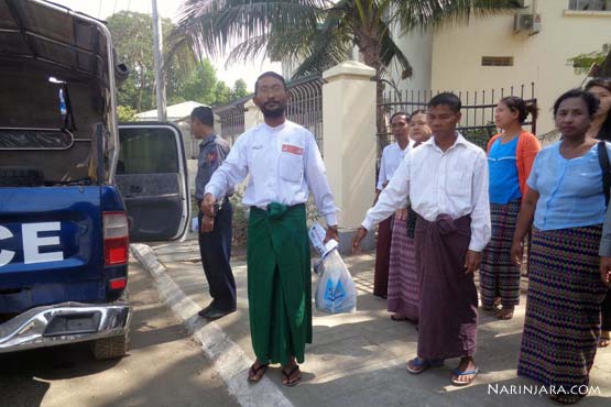 တရားရုံးမှ အမိန့်ချပြီးနောက် တရားရုံးရှေ့တွင် ကိုနိုင်နိုင်အားတွေ့ရစဉ်။ (ဓါတ်ပုံ- နိရဥ္စရာ) DSC02997