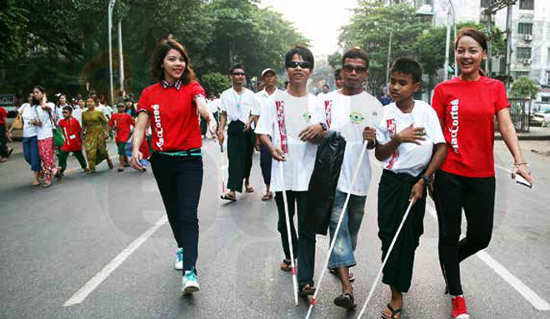 နိုင်ငံတကာ မျက်မမြင် လမ်းလျှောက်တုတ်နေ့ အထိမ်းအမှတ်အဖြစ် (၂၃) ကြိမ်မြောက် ရန်ကုန်မြို့တော်ဝန်ဖလား မျက်မမြင် လမ်းလျှောက်ပြိုင်ပွဲကို ၂၀၁၄ ခုနှစ် အောက်တိုဘာလ ၁၅ ရက်က ကျင်းပစဉ်။ (ဓာတ်ပုံ - ငြိမ်သစ်ညီ၊ မဇ္ဈိမ) Disability