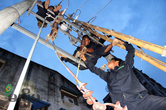 လျှပ်စစ်ဓာတ်အားလိုင်းများကို ပြုပြင်နေသော ဝန်ထမ်းများကို တွေ့ရစဉ်။ (ဓာတ်ပုံ - ဘိုဘို၊ မဇ္ဈိမ) Electricity