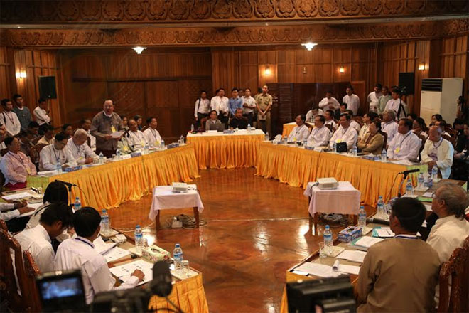 ကျောင်းသားများ သပိတ်မှောက်ဆန္ဒပြနေသည့် အမျိုးသားပညာရေးဥပဒေအပေါ် လေးပွင့်ဆိုင်ဖြစ်သည့် အစိုးရ၊ လွှတ်တော်၊ NNER နှင့် ကျောင်းသား ကိုယ်စားလှယ်များ၏ ဆွေးနွေးပွဲကို ရန်ကုန်တိုင်း အစိုးရအဖွဲ့ရုံးတွင် ဖေဖော်ဝါရီလ ၁၁ရက်၊ မနက်ပိုင်းက ကျင်းပနေစဉ်။ (ဓာတ်ပုံ - မင်းမင်း၊ မဇ္စျိမ) Four-Star-Fourth-Meet-For-ESU-Law-01-s