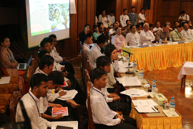 ကျောင်းသားများ သပိတ်မှောက်ဆန္ဒပြနေသည့် အမျိုးသားပညာရေးဥပဒေအပေါ် လေးပွင့်ဆိုင်ဖြစ်သည့် အစိုးရ၊ လွှတ်တော်၊ NNERနှင့် ကျောင်းသားကိုယ်စားလှယ်များ၏ ဆွေးနွေးပွဲကို ရန်ကုန်တိုင်းအစိုးရအဖွဲ့ရုံးတွင် ဖေဖော်ဝါရီလ ၁၁ရက်၊ မနက်ပိုင်းက ကျင်းပနေစဉ်။ (ဓာတ်ပုံ - မင်းမင်း၊ မဇ္စျိမ) Four-Star-Fourth-Meet-For-ESU-Law-07