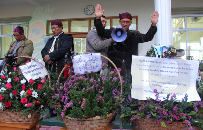 ရှမ်းပြည်နယ်မြောက်ပိုင်း၊မူဆယ်ခရိုင်၊ ပန်ဆိုင်းမြို ့နယ် နမ့်တောင်ကျေးရွာအုပ်စု ကောင်းခါးကျေးရွာတွင် သေဆုံးခဲ့သော ကချင် ကျောင်းဆရာမ နှစ်ဦးအား ၂၀၁၅ ခုနှစ် ဇန်နဝါရီလ ၂၂ ရက် နံနက်ပိုင်းက မန္တလေးမြို ့အောင်ပင်လယ်ရှိ အောက်မြန်မာပြည် ကချင်နှစ်ခြင်း ဇုံနယ်ရုံးတွင် ပတ်ဝန်းကျင်ရှိ ထပ်တူထပ်မျှ ခံစားရသူများ ဆုတောင်းဂုဏ်ပြုပွဲကို ကျင်းပပြုလုပ်စဉ်။ (ဓတ်ပုံ - ဘိုဘို၊ မဇ္ဈိမ) Kachin-Rape