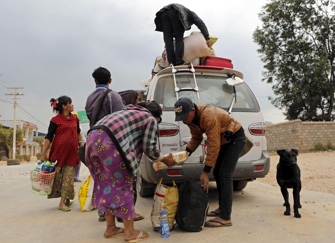 လောက်ကိုင်မှ လားရှိုးသို့ စစ်ဘေးရှောင်လာသော ဒုက္ခသည်များကို တွေ့ရစဉ် ။ (ဓာတ်ပုံ - အီးပီအေ) လောက်ကိုင်မှ လားရှိုးသို့ စစ်ဘေးရှောင်လာသော ဒုက္ခသည်များကို တွေ့ရစဉ် ။ (ဓာတ်ပုံ - အီးပီအေ)