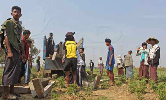 ဖေဖော်ဝါရီ ၉ ရက်က ဝဲကြီးကျေးရွာမှ လယ်မြေပေါ်တွင် စစ်တပ်မှ ခြံစည်းရိုးခတ်သဖြင့် ဒေသခံတောင်သူများနှင့် အချင်းပွားမှု ဖြစ်ပွားခဲ့သည်။ (ဓာတ်ပုံ - ဝင်းကိုကိုလတ်၊ မဇ္ဈိမ) Land