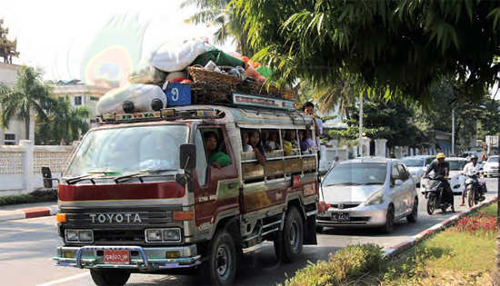 မန်းစည်ပင် နယ်နိမိတ်အတွင်း ပြေးဆွဲနေသော ခရီးသည်တင်ကား တစ်စီးကို တွေ့ရစဉ်။ (ဓာတ်ပုံ - ဘိုဘို၊ မဇ္ဈိမ) မန်းစည်ပင် နယ်နိမိတ်အတွင်း ပြေးဆွဲနေသော ခရီးသည်တင်ကား တစ်စီးကို တွေ့ရစဉ်။ (ဓာတ်ပုံ - ဘိုဘို၊ မဇ္ဈိမ)
