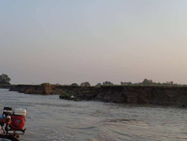 River Bank collapsing into the Salween at Hinthar Kyun