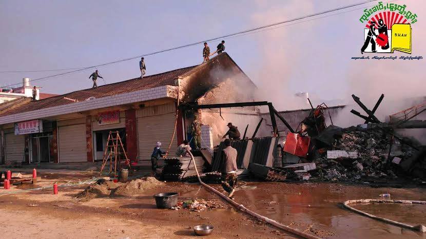 မိုင်းပေါက်မြို့ စျေးအနီးတွင် မီးလောင်ခဲ့သည့် ပုံရိပ် နေရောင်ခြည်သုံး လျှပ်စစ်မီး ဝါယာရှော့ဖြစ်ရာကနေ ကျေးလက်နေအိမ် ၅ လုံးမီးလောင်