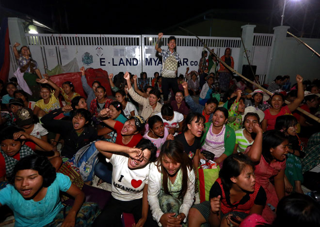 လုပ်ခလစာတိုးမြှင့်ပေးရန် ဆန္ဒပြတောင်းဆိုနေသည့် ရွှေပြည်သာမြို့နယ်ရှိ ရွှေပြည်သာ စက်မှုဇုန်မှ အလုပ်သမများကို ဖေဖော်ဝါရီ ၂၀ ရက် ညပိုင်းက တွေ့ရစဉ်။ (ဓာတ်ပုံ - အီးပီအေ) ဆန္ဒပြပွဲကို ရဲတပ်ဖွဲ့ဝင်တို့က ထိန်းချုပ်ရန်ကြိုးစားရာမှ အဆိုပါညတွင် ခိုက်ရန်ဖြစ်ပွားခဲ့ပြီး အလုပ်သမားနှစ်ဦးကို နိုင်ငံတော် အကြည်ညိုပျက်စေမှုဖြင့် တရားစွဲဆို အမှုဖွင့်ထားသည်။ Shwe-Pyi-Thar-Worker-Demonstration