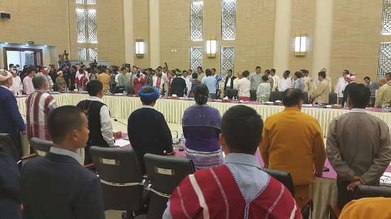 RCSS နှင့် KPC တို့ သမ္မတဦးသိန်းစိန်၏ ငြိမ်းချမ်းရေးနှင့် အမျိုးသားပြန်လည်သင့်မြတ်ရေး ကတိပြုချက် လက်မှတ်ရေးထိုးနေစဉ် (ဓါတ်ပုံ- Nyo Ohn Myint facebook) Union Meeting 2