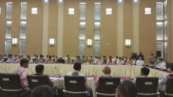 RCSS နှင့် KPC တို့ သမ္မတဦးသိန်းစိန်၏ ငြိမ်းချမ်းရေးနှင့် အမျိုးသားပြန်လည်သင့်မြတ်ရေး ကတိပြုချက် လက်မှတ်ရေးထိုးနေစဉ် (ဓါတ်ပုံ- Nyo Ohn Myint facebook) Union meeting 1