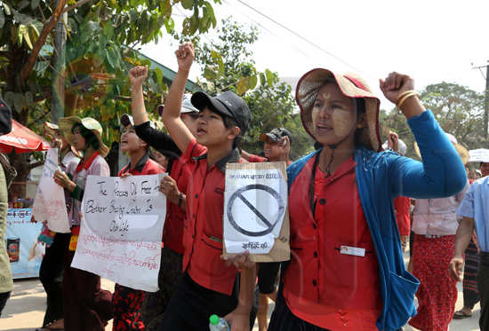 ရွှေပြည်သာမြို့နယ်တွင်းရှိ စက်ရုံ ၄ ရုံက အနိမ်းဆုံး လုပ်ခလစာအတွက် ဖေဖော်ဝါရီလ ၉ ရက် နံနက် ၁၀ နာရီက စတင်ကာ ဆန္ဒထုပ်ဖော်သည်ကို တွေ့ရစဉ်။ (ဓာတ်ပုံ - သက်ကို၊ မဇ္ဈိမ) Worker-2