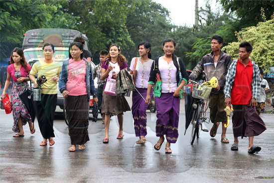 လှိုင်သာယာမြို့နယ်ရှိ စက်ရုံ၊ အလုပ်ရုံ ဝန်ထမ်းများ အလုပ်သိမ်း၍ အိမ်ပြန်နေသည်ကို တွေ့မြင်ရစဉ်။ (ဓာတ်ပုံ - ဘိုဘို၊ မဇ္ဈိမ) Worker