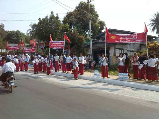 သပိတ်ကျောင်းသားများကို ကြိုဆိုနေသော မွန်အမျိုးသားပါတီကို တွေ့ရစဉ်။(MNP) imna1202001