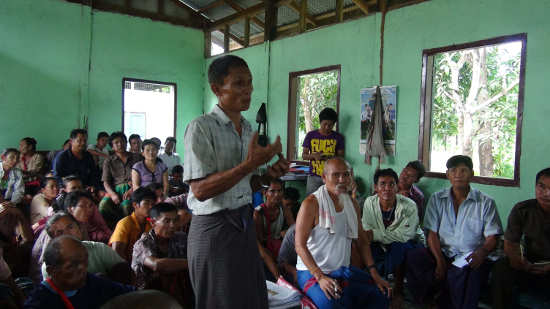 လှိုင်းဘွဲမြို့နယ် ကျံုပကိုရွာ အုပ်ချုပ်ရေးမှူးရုံး၌ တွေ့ရသည့် ဒေသခံများ - KIC kic120101