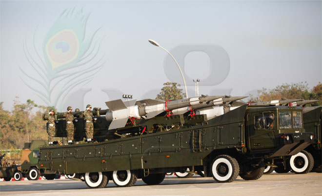 ၂၀၁၅ ခုနှစ် ဇန်နဝါရီလ ၄ ရက်နေ့တွင် ကျရောက်သည့် (၆၇) ကြိမ်မြောက် လွပ်လပ်ရေးနေ့ အခမ်းအနားအား နေပြည်တော် သမ္မတအိမ်ယာ အနီးရှိ ဗိုလ်ရှုခံ ကွင်းတွင် ပြုလုပ်ကျင်းပနေသည်ကိုတွေ့ရစဉ်။ (ဓာတ်ပုံ - ဟောင်ဆာ (ရာမည)၊ မဇ္ဈိမ) Army