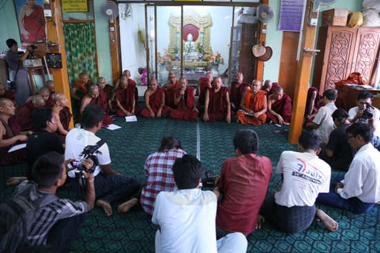 သုံးဆယ်မြို့ မဟာထူပါရုံကျောင်းဆရာတော်ဦးဆောင်၍ ကျောင်းသားများ ရန်ကုန်မဝင်ရန် လက်ပံတန်းမြို့၊ မင်းရပ် ရပ်ကွက်ရှိ အောင်မြေဗိမာန် ကျောင်းတိုက်တွင် မတ် ၁ရက်က ကျောင်းသားများအား လာရောက် မေတ္တာရပ်ခံစဉ်။ (ဓာတ်ပုံ- သက်ကို၊မဇ္ဈိမ) 01minmin-thetko