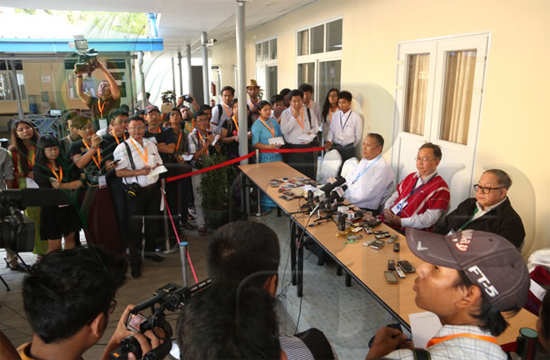 နိုင်ငံလုံးဆိုင်ရာ အပစ်အခတ်ရပ်စဲရေး ရ ကြိမ်မြောက်ဆွေးနွေပွဲ ၆ ရက်မြောက်နေ့ သတင်းစာရှင်းလင်းပွဲကို မတ်လ ၂၂ ရက် ညနေ ၅ နာရီတွင် ကျင်းပပြုလုပ်နေစဉ်။ ထိုဆွေးနွေးပွဲကို ခေတ္တရပ်နားပြီး မတ်လ ၃၀ ရက်တွင် ပြန်လည်ဆွေးနွေးမည်ဟု ပြောကြားခဲ့သည်။ (ဓာတ်ပုံ - သက်ကို၊ မဇ္ဈိမ) 7-Frequency-Union-Pacific-Meeting-6-Day-Press-Conferenc-04