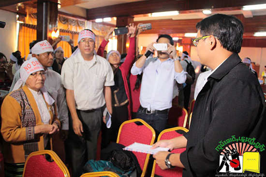 SMEC International Pty Ltd တာဝန်ရှိသူထံ သံလွင်သားချင်းများအဖွဲ့၊ SSWDO သျှမ်းပြည်အမျိုးသမီးများဖွံ့ဖြိုးတိုးတက်ရေးကွန်ရက်မှ ဒေါ်စဝ်ဟေမာသိုက်မှ လူထုလက်မှတ်ထိုးထားသော စီမံကိန်းကန့်ကွက်စာ ပေးအပ်စဉ် Hay Mar Teik